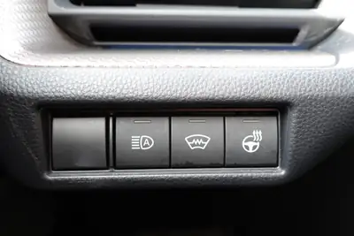 Toyota Prius 2024 — Hybride rechargeable Premium, 27 000 km, toit solaire et équipements haut de gamme — Miniature 16