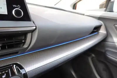 Toyota Prius 2024 — Hybride rechargeable Premium, 27 000 km, toit solaire et équipements haut de gamme — Miniature 22