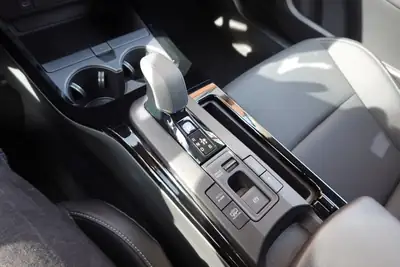 Toyota Prius 2024 — Hybride rechargeable Premium, 27 000 km, toit solaire et équipements haut de gamme — Miniature 23