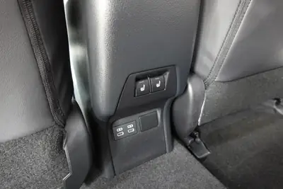 Toyota Prius 2024 — Hybride rechargeable Premium, 27 000 km, toit solaire et équipements haut de gamme — Miniature 24
