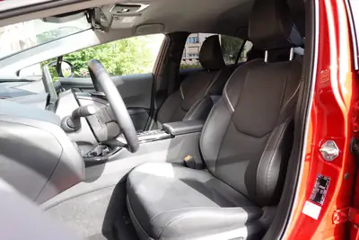 Toyota Prius 2024 — Hybride rechargeable Premium, 27 000 km, toit solaire et équipements haut de gamme — Miniature 25
