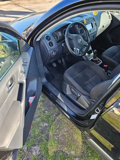 VW Tiguan 2.0 TDI 177 ch — SUV robuste, intérieur premium noir, transmission manuelle — intérieur