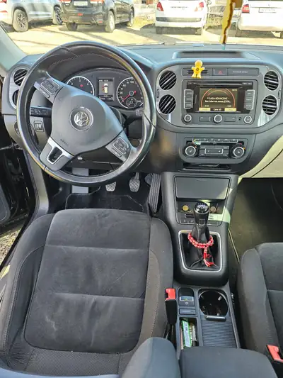 VW Tiguan 2.0 TDI 177 ch — SUV robuste, intérieur premium noir, transmission manuelle — tableau de bord