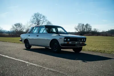 Datsun 1800 Laurel C30 1971 — Classique japonais restauré, rarité absolue — vista esterna