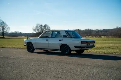 Datsun 1800 Laurel C30 1971 — Classique japonais restauré, rarité absolue — fianco