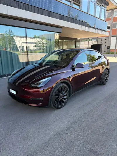 Tesla Model Y Performance D — SUV électrique haute performance, 38'990 km, finition Bordeaux — vista esterna