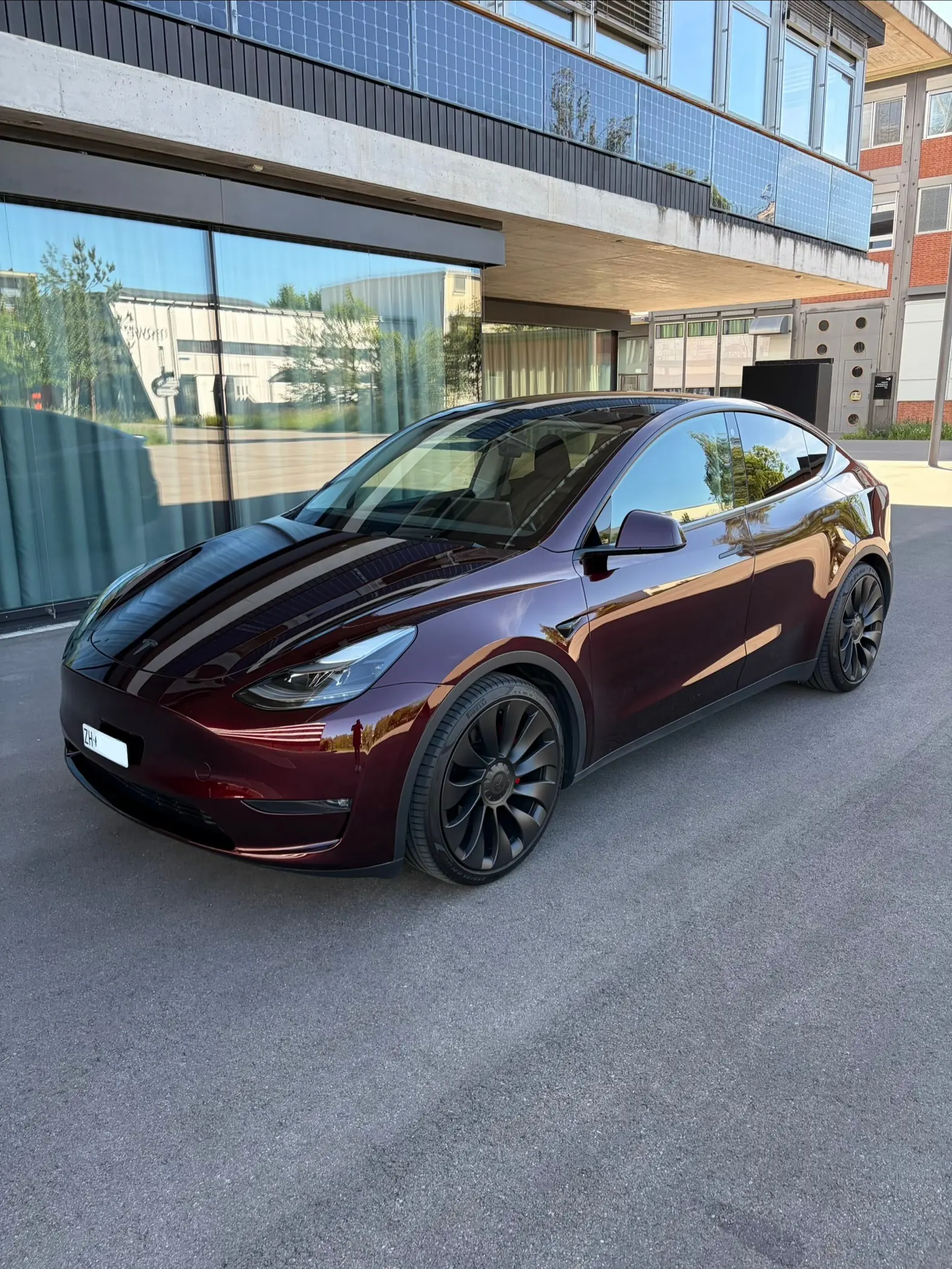 Tesla Model Y Performance D — SUV électrique haute performance, 38'990 km, finition Bordeaux — vista esterna