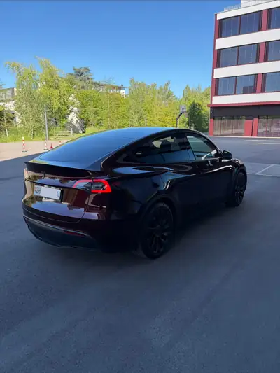Tesla Model Y Performance D — SUV électrique haute performance, 38'990 km, finition Bordeaux — interni