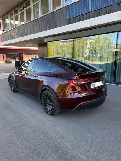 Tesla Model Y Performance D — SUV électrique haute performance, 38'990 km, finition Bordeaux — dettaglio