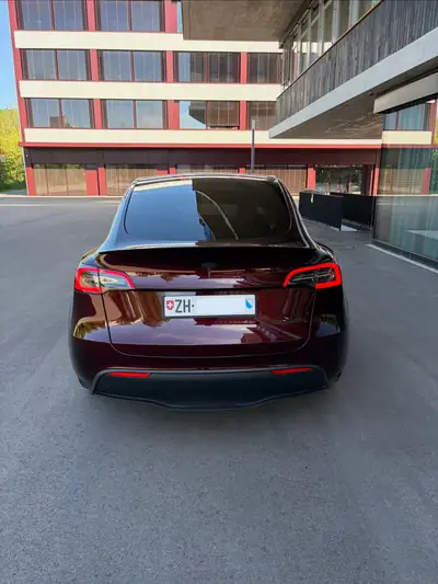 Tesla Model Y Performance D — SUV électrique haute performance, 38'990 km, finition Bordeaux — cruscotto