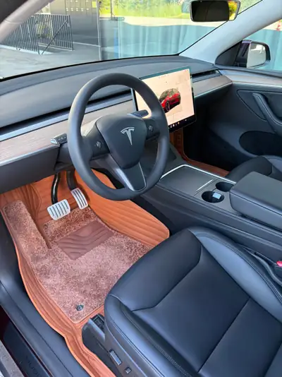 Tesla Model Y Performance D — SUV électrique haute performance, 38'990 km, finition Bordeaux — Miniatura 9