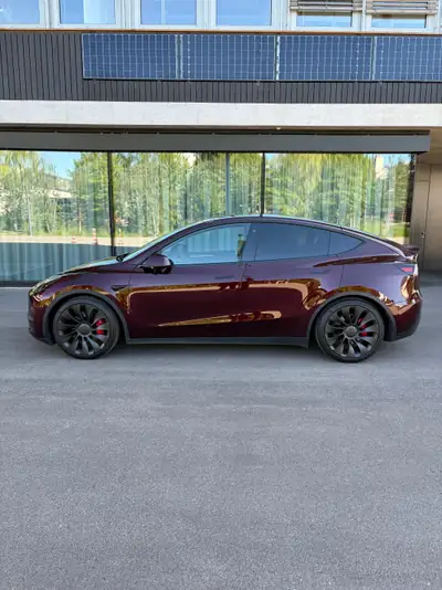 Tesla Model Y Performance D — SUV électrique haute performance, 38'990 km, finition Bordeaux — Miniatura 7
