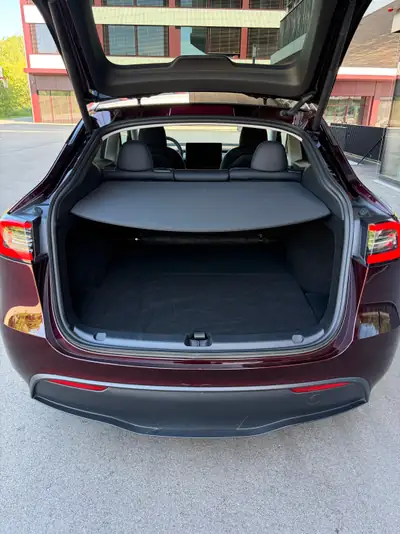 Tesla Model Y Performance D — SUV électrique haute performance, 38'990 km, finition Bordeaux — Miniatura 8