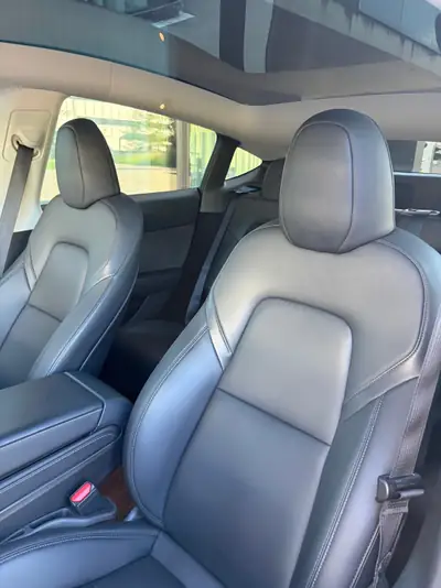 Tesla Model Y Performance D — SUV électrique haute performance, 38'990 km, finition Bordeaux — Miniatura 13