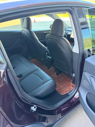 Tesla Model Y Performance D — SUV électrique haute performance, 38'990 km, finition Bordeaux — Miniatura 15