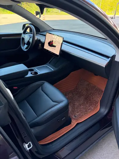 Tesla Model Y Performance D — SUV électrique haute performance, 38'990 km, finition Bordeaux — Miniatura 16
