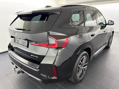 BMW X1 sDrive 18i M Sport 2025 — Design sportif, première main, garantie constructeur — Heckansicht