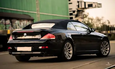 BMW 650i V8 Cabriolet — Roadster de prestige, moteur atmosphérique 367 ch — vista posteriore