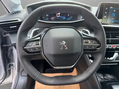 Peugeot 208 1.2 PureTech Allure EAT8 — Citadine dynamique, faible kilométrage et équipée — Thumbnail 9