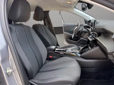 Peugeot 208 1.2 PureTech Allure EAT8 — Citadine dynamique, faible kilométrage et équipée — Thumbnail 16