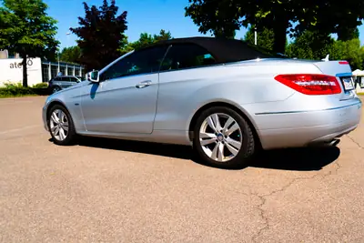 Mercedes-Benz E 250 CGI BlueEFFiciency Cabriolet — Élégance décapotable, motorisation efficace — Miniature 9