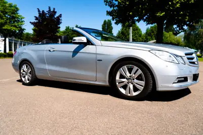 Mercedes-Benz E 250 CGI BlueEFFiciency Cabriolet — Élégance décapotable, motorisation efficace — Miniature 10
