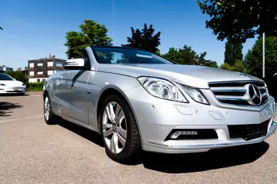 Mercedes-Benz E 250 CGI BlueEFFiciency Cabriolet — Élégance décapotable, motorisation efficace — Miniature 11