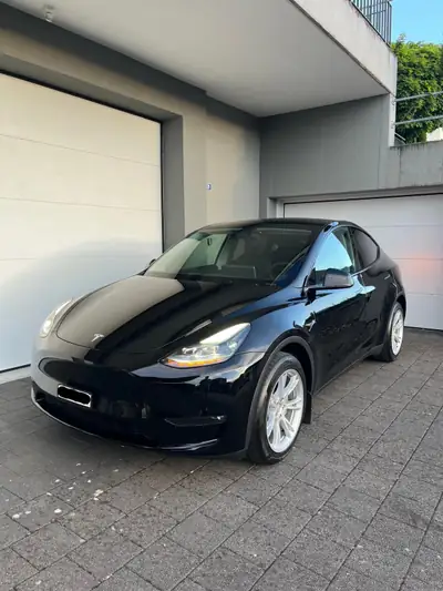 Tesla Model Y Long Range AWD — SUV électrique performant, 26 000 km seulement — fianco