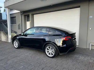 Tesla Model Y Long Range AWD — SUV électrique performant, 26 000 km seulement — interni