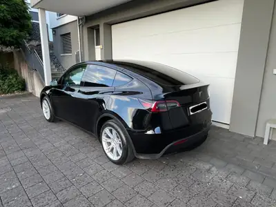 Tesla Model Y Long Range AWD — SUV électrique performant, 26 000 km seulement — cruscotto