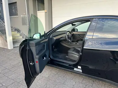 Tesla Model Y Long Range AWD — SUV électrique performant, 26 000 km seulement — Miniatura 9