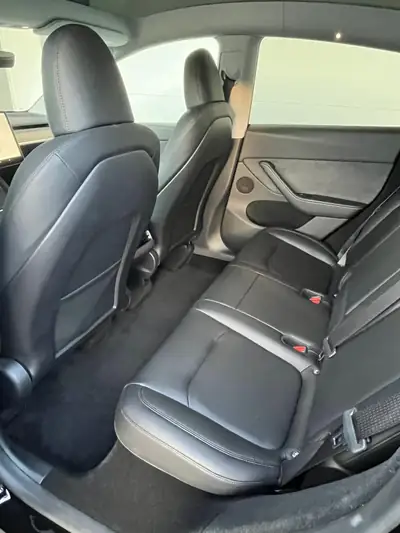 Tesla Model Y Long Range AWD — SUV électrique performant, 26 000 km seulement — Miniatura 10