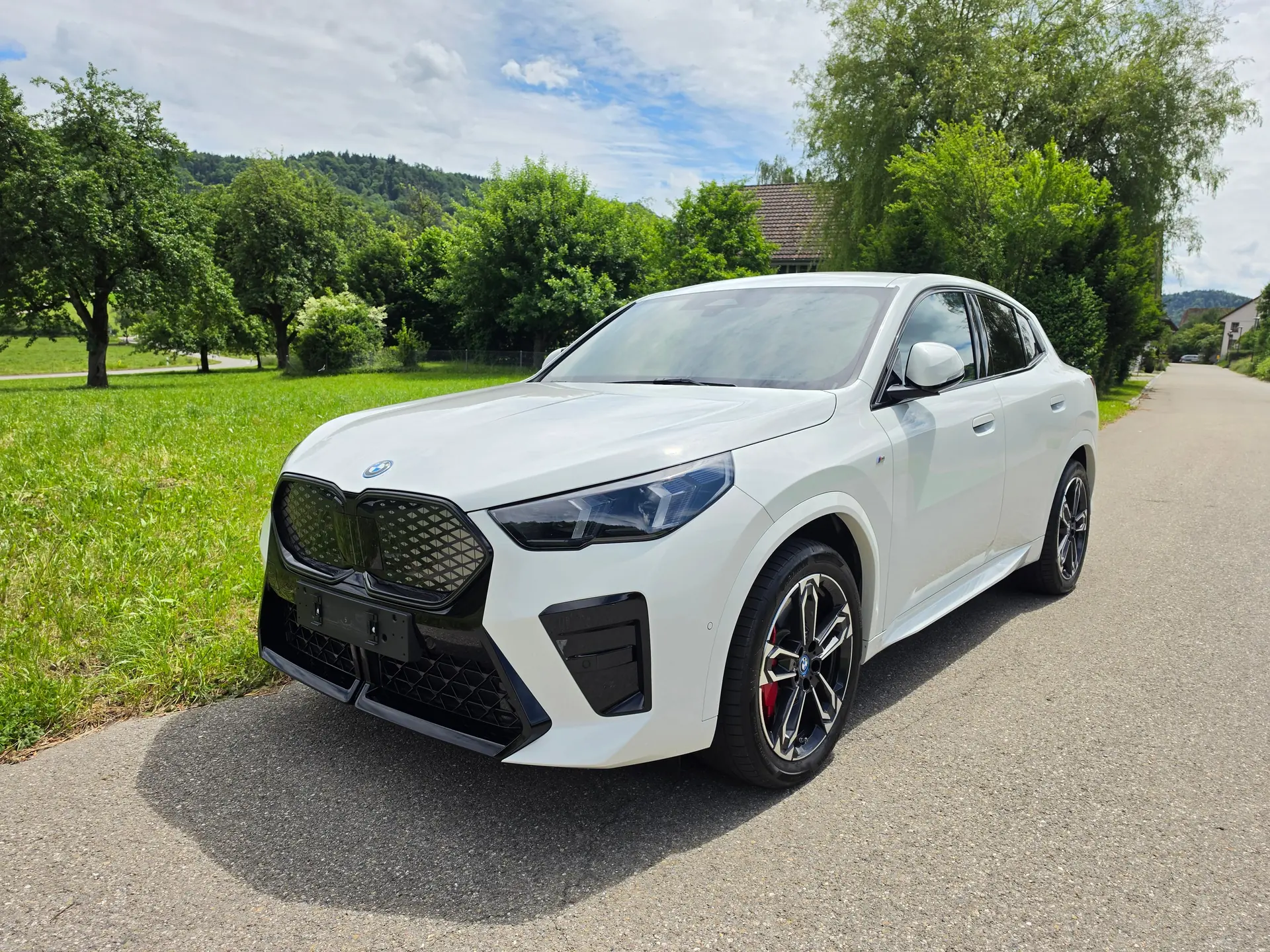 BMW iX2 30 xDrive M-Sport Pro — SUV électrique performant, 10'990 km seulement — Außenansicht