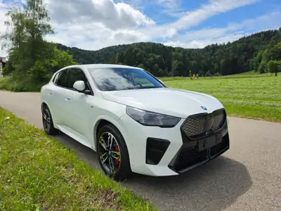 BMW iX2 30 xDrive M-Sport Pro — SUV électrique performant, 10'990 km seulement — Heckansicht