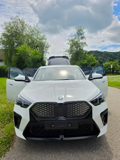 BMW iX2 30 xDrive M-Sport Pro — SUV électrique performant, 10'990 km seulement — Seitenansicht