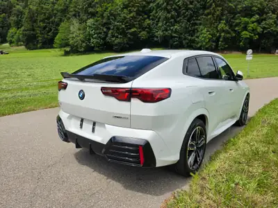 BMW iX2 30 xDrive M-Sport Pro — SUV électrique performant, 10'990 km seulement — Armaturenbrett