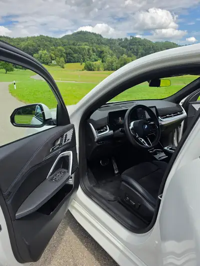 BMW iX2 30 xDrive M-Sport Pro — SUV électrique performant, 10'990 km seulement — Miniatur 9