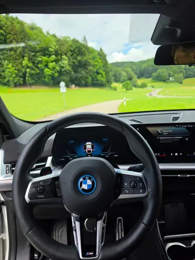 BMW iX2 30 xDrive M-Sport Pro — SUV électrique performant, 10'990 km seulement — Miniatur 10