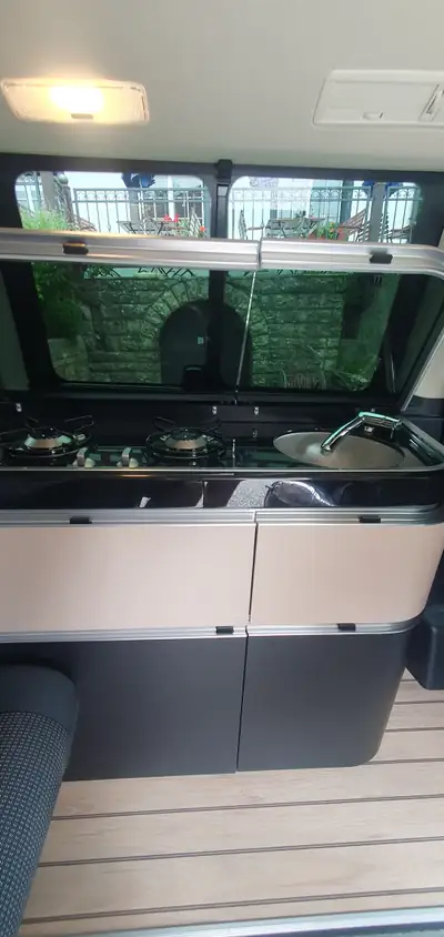Mercedes-Benz Marco Polo Horizon 4matic 250d — Camping-car premium, 6000 km, caméra 360° — Armaturenbrett