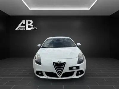 Alfa Romeo Giulietta 1750 TBi Quadrifoglio Verde — 235 ch, sportivité italienne authentique — exterior view