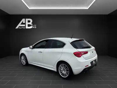 Alfa Romeo Giulietta 1750 TBi Quadrifoglio Verde — 235 ch, sportivité italienne authentique — rear view