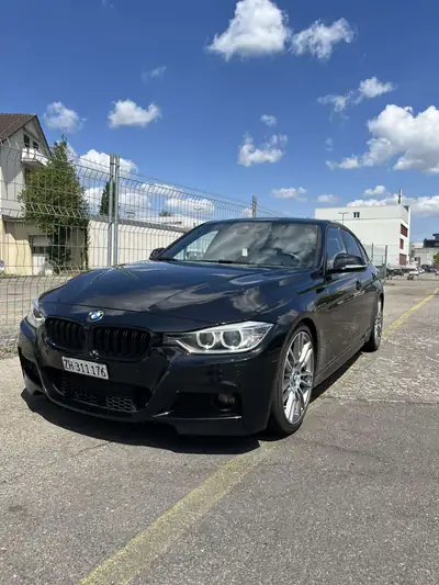 BMW 335i xDrive 2013 — Berline sportive 306 ch, équipement M Performance — fianco