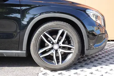 Mercedes-Benz GLA 200 CDI — SUV compact diesel, 8 roues, sièges chauffants — tableau de bord