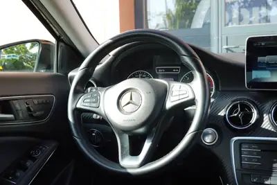 Mercedes-Benz GLA 200 CDI — SUV compact diesel, 8 roues, sièges chauffants — Miniature 12