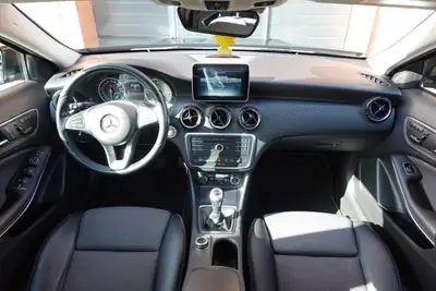 Mercedes-Benz GLA 200 CDI — SUV compact diesel, 8 roues, sièges chauffants — Miniature 11