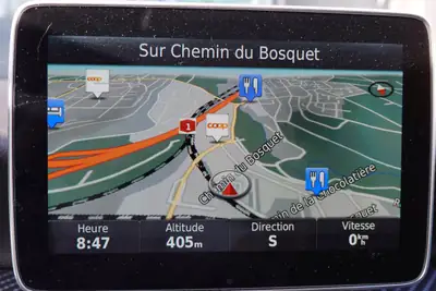 Mercedes-Benz GLA 200 CDI — SUV compact diesel, 8 roues, sièges chauffants — Miniature 14