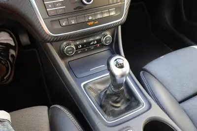 Mercedes-Benz GLA 200 CDI — SUV compact diesel, 8 roues, sièges chauffants — Miniature 20