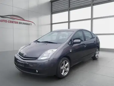 Toyota Prius 1.5 Hybrid — Pionnière écologique, entretien exemplaire — exterior view