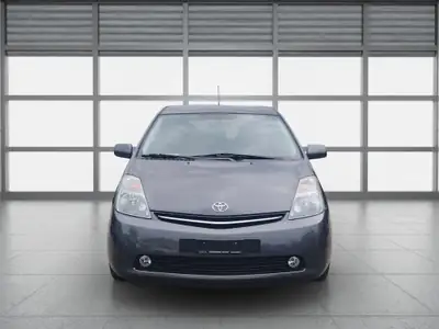 Toyota Prius 1.5 Hybrid — Pionnière écologique, entretien exemplaire — side view