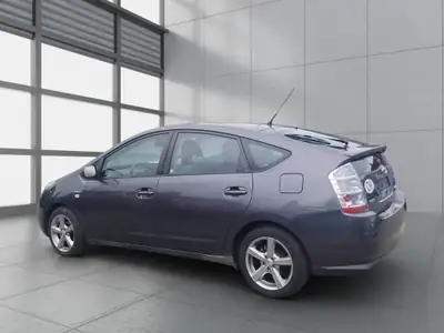 Toyota Prius 1.5 Hybrid — Pionnière écologique, entretien exemplaire — Thumbnail 7